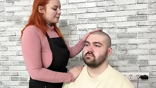 Penata rambut memutuskan untuk minta maaf atas potong rambut yang mengerikan