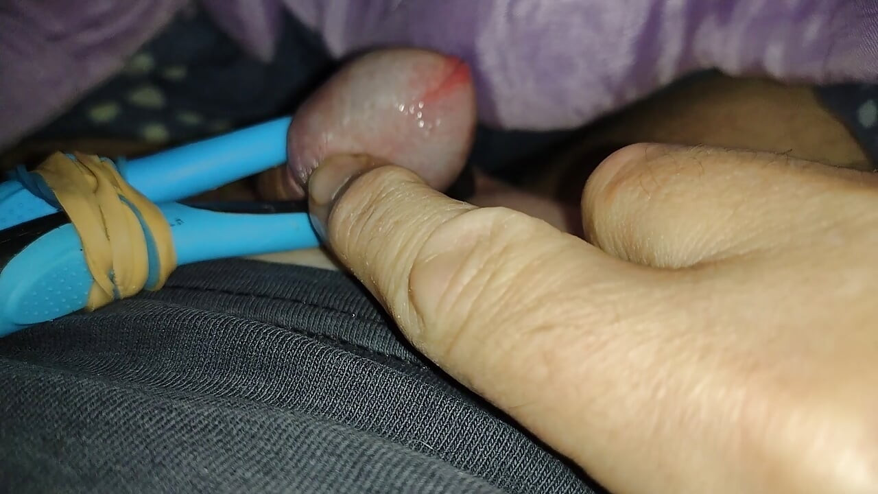 Eikel spelen met eigengemaakte vibrator