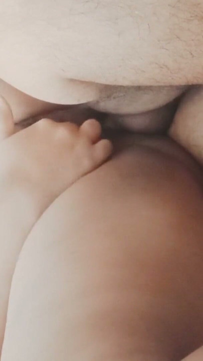 พ่อเลี้ยงของกูพากูจากด้านข้างและทําให้กูถึงจุดสุดยอด | คลิป 1