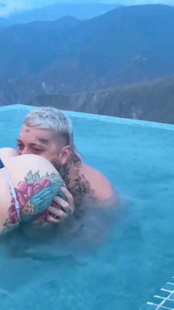 Trenutak za ispušenje visočica "Tinder sastanak se završava seksom na otvorenom sa chicamocha topom u pozadini"