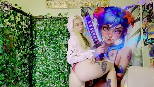 Зайчик танцует и делает минет