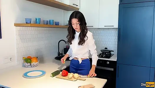 Tetanggaku bilang pengen belajar masak, tapi ternyata dia pengen aku seks anal