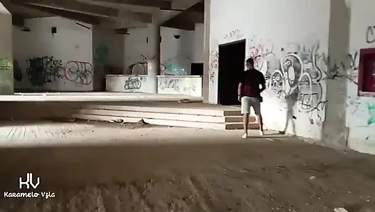 Sapık bana herkesin içinde penisini gösteriyor ve terk edilmiş bir binada denemeye karşı koyamadım