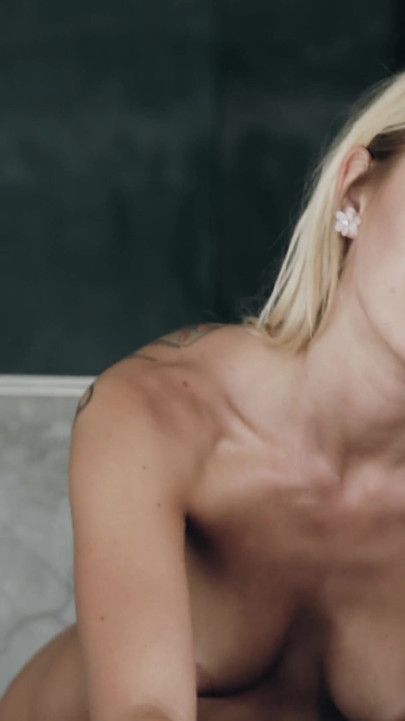 Questo angelo schizza nella sua prima scopata interrazziale