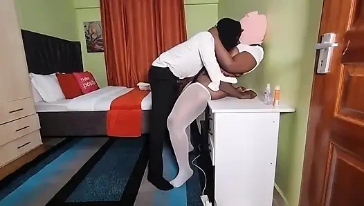 Pantat bahenol cewek ini dicambuk dengan nikmat