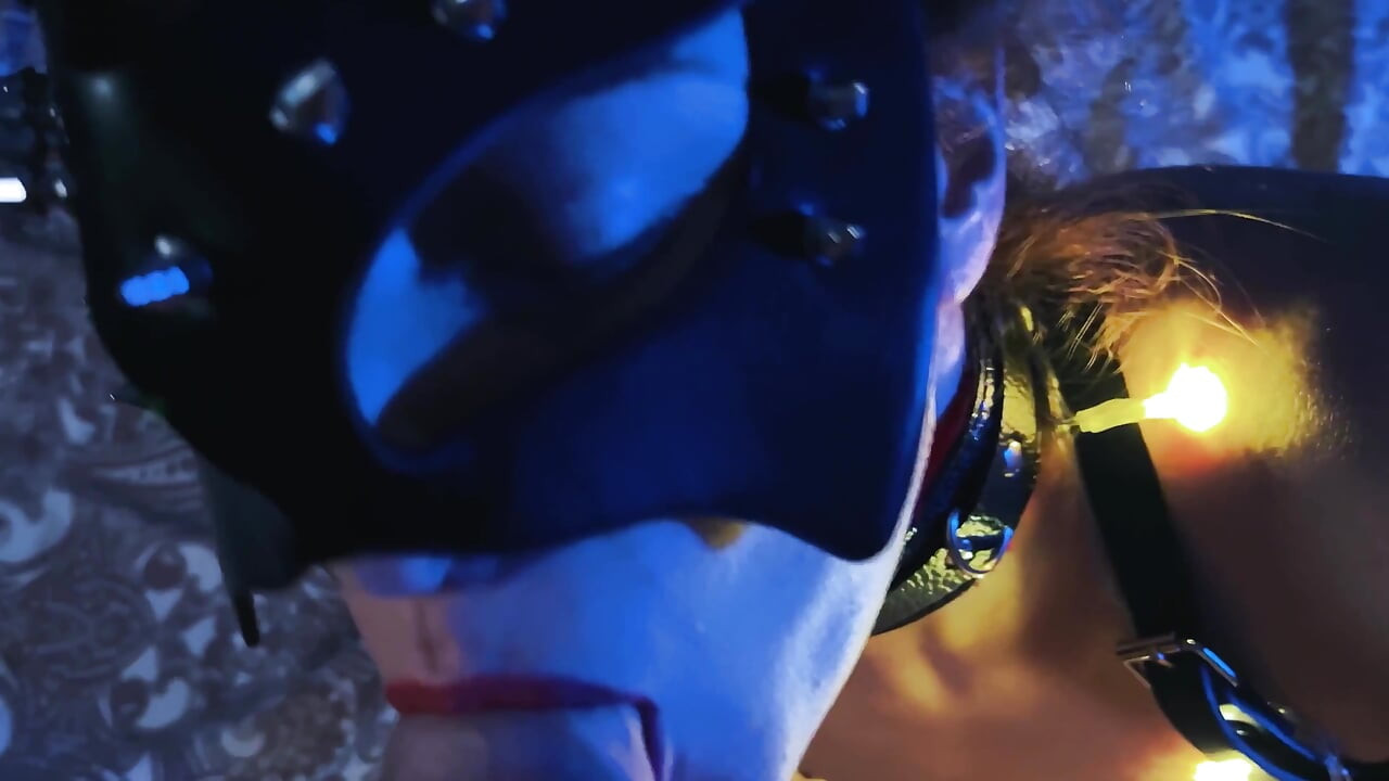 Tatil ışıkları kızdırıyor: yüksek topuklu ayakkabılar, kayışlar ve ateşli göbek kaplaması