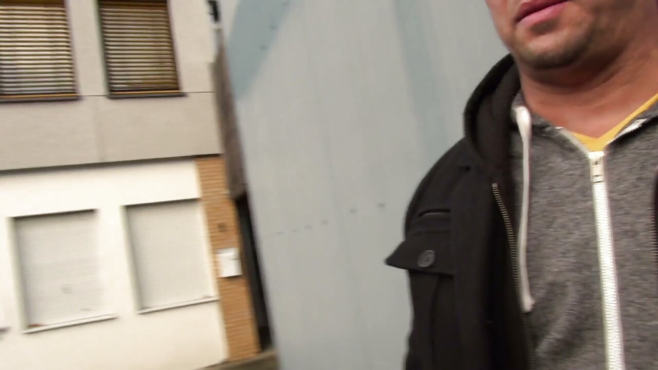 Seksi dövmeli piliç sikiliyor ve amını parçalıyor