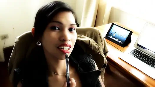 Asiatische sekretärin mit hohem absatz neckt im büro