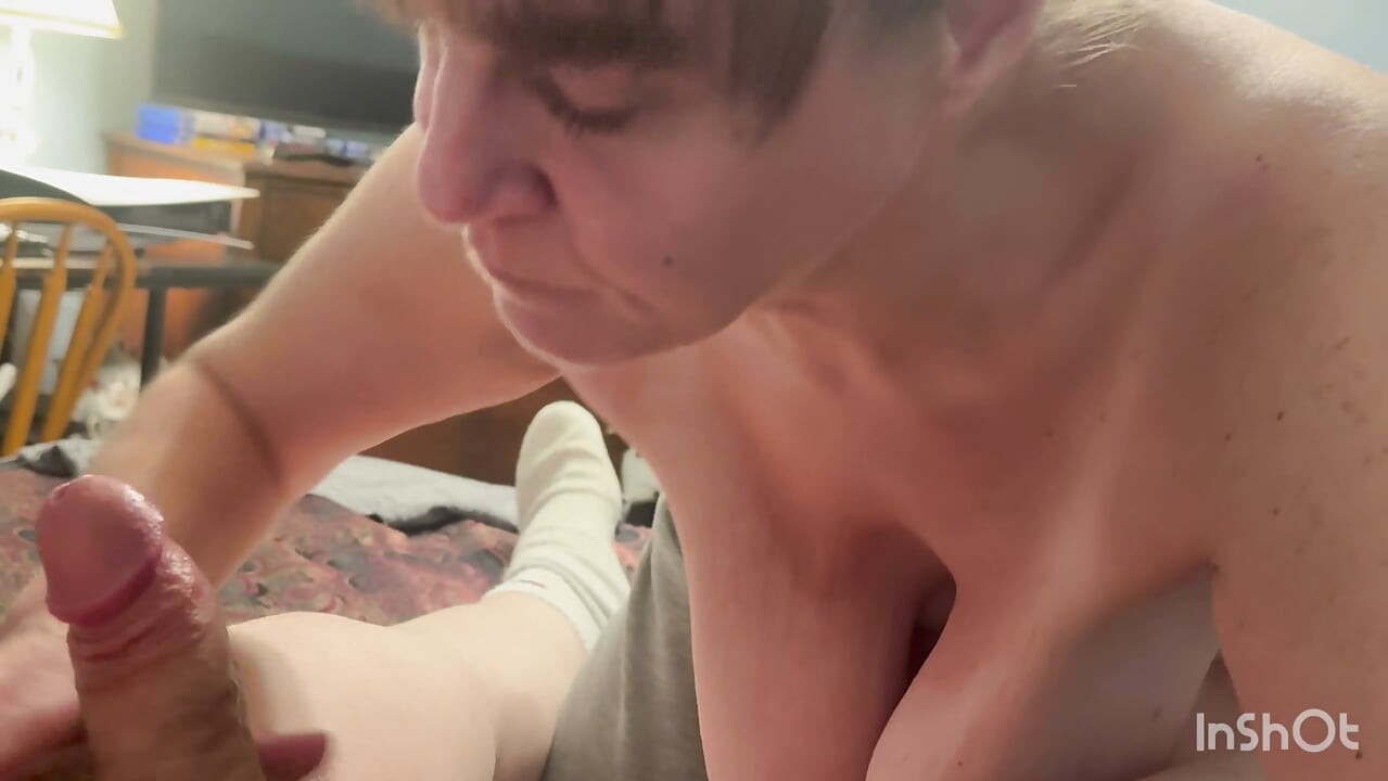 Yarağını emiyor ve hem amcığı hem de göt deliğiyle ona biniyorum ve götümü arkadan siktiriyorum!