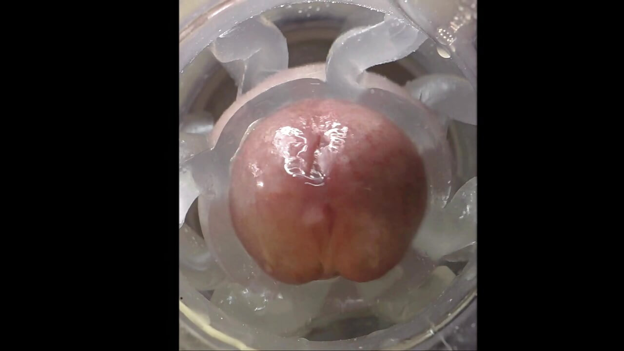 Scopare un grosso cazzo con la fleshlight Ice da sotto con punto di vista sborrata nella figa aperta