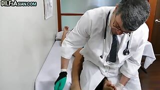 Il dottore gay maturo solletica e scopa un ragazzo asiatico magro
