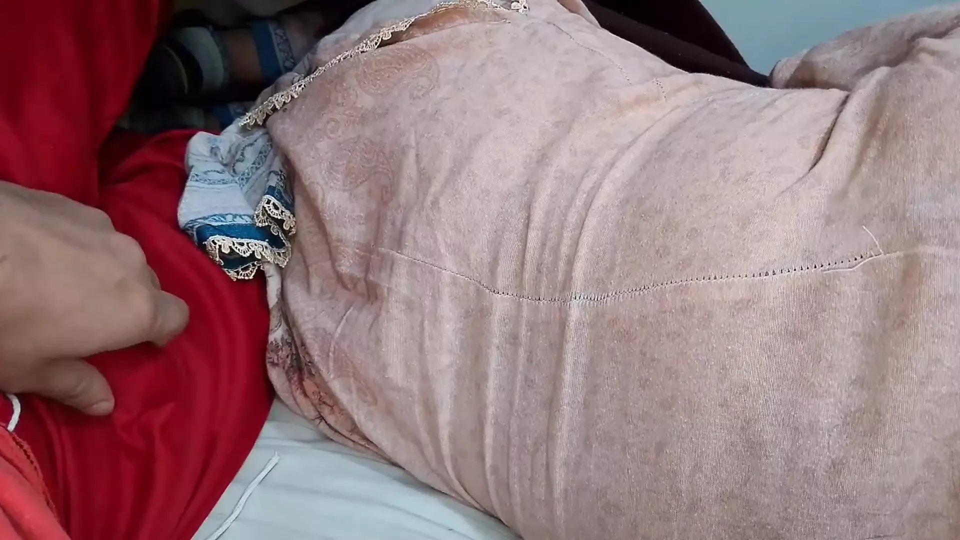 ホットなおばさんとセックスを共有するベッド - インドのxxxビデオ