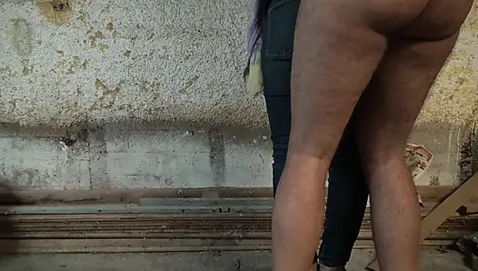 Betrügende cuckold-ehefrau hat versauten sex mit soldat in ihrem keller