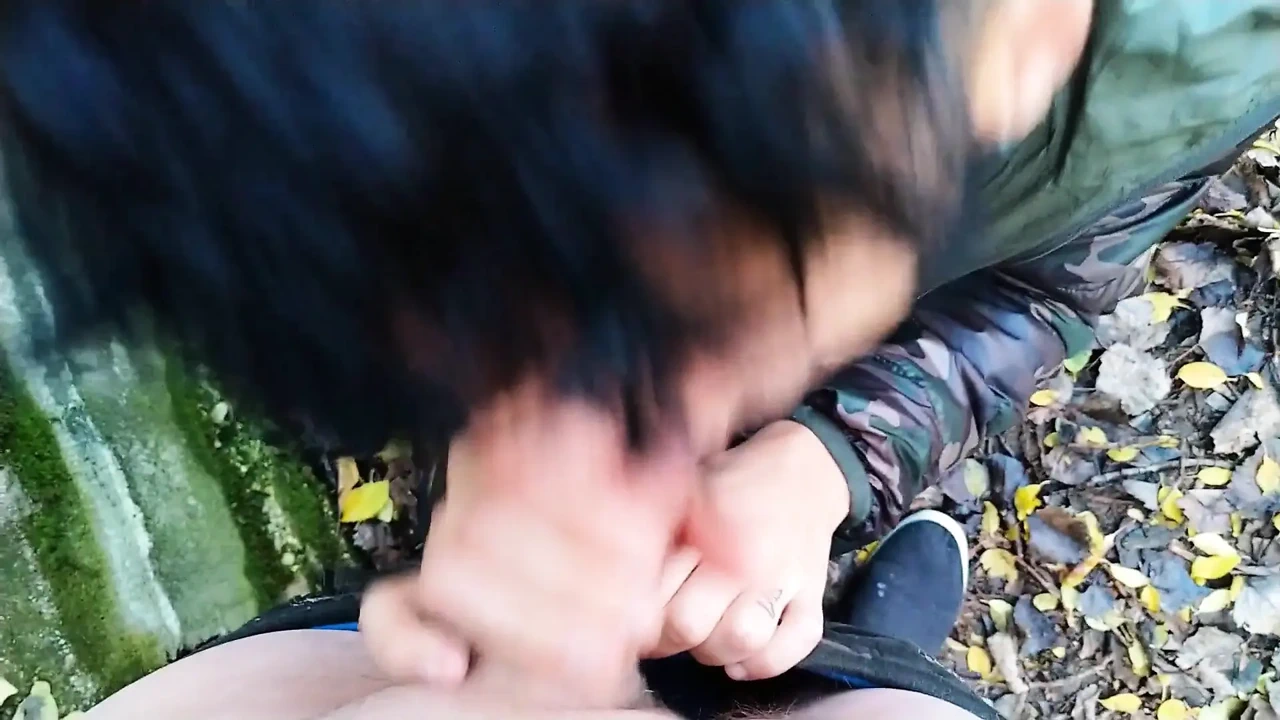 让一个男人把两个精液射进嘴里并吞下他的精液