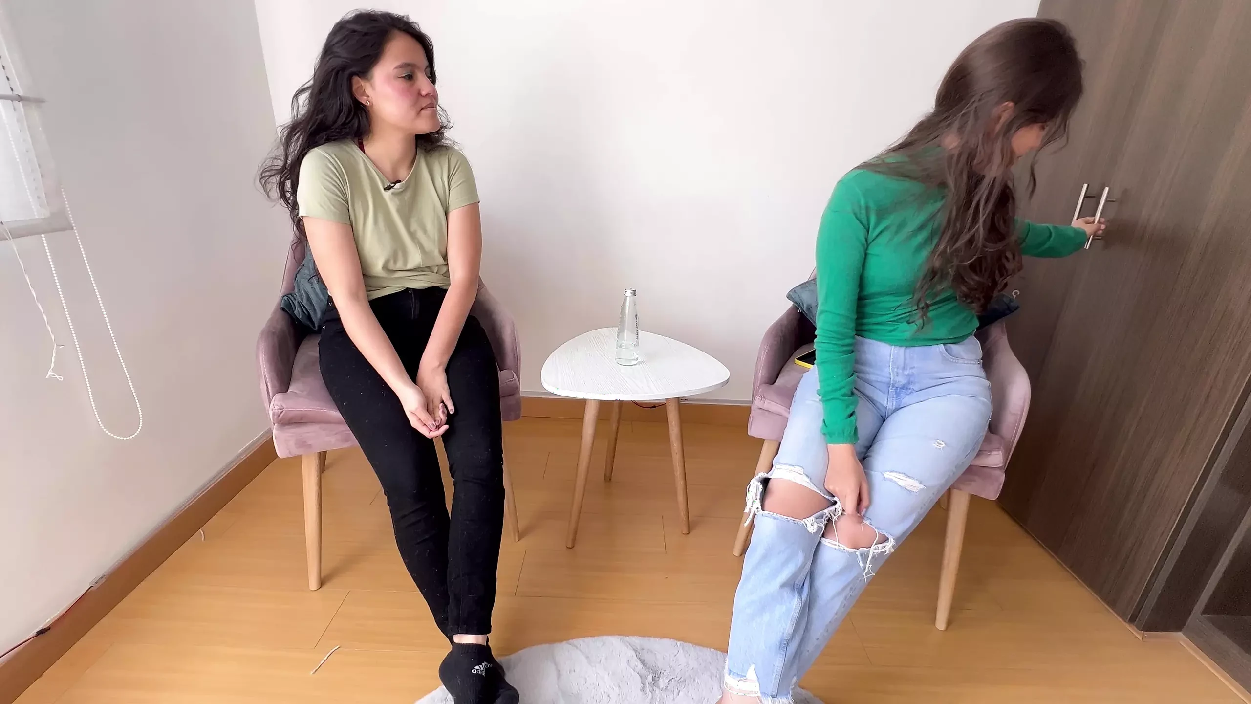 我和我的继妹玩真心话大冒险，最后吮吸她的阴户
