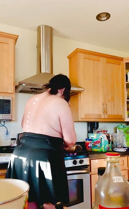 Tante semok bimbo lagi topless bikin chow mein