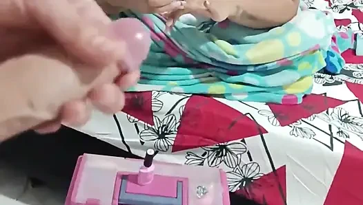 Karım tırnaklarını yaparken mastürbasyon yapıyorum