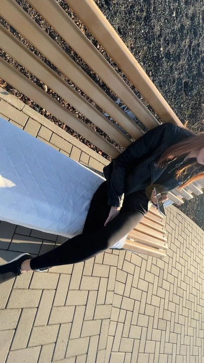 PRVI JAVNI VIDEO DRKANJA STOPALIMA SA PEDI ČARAPAMA I SVRŠAVANJE NA STOPALA