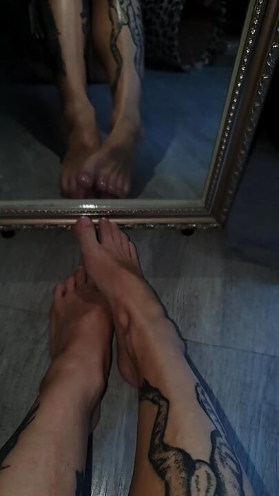 Kaki manis yang lembut di cermin