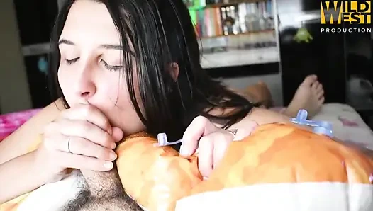 Она сосет пенис его сводного брата, чтобы надуть ее надувной.