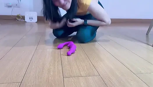 Две лесбиянки экспериментируют с игрушками