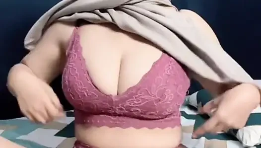 Beautiful chick with a hot body masturbates to satisfaction