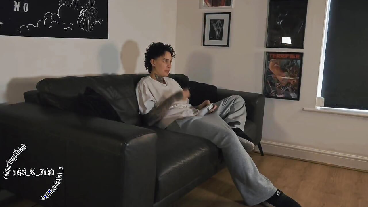 Zgodna lezbejska gejmerska sofa jebanje
