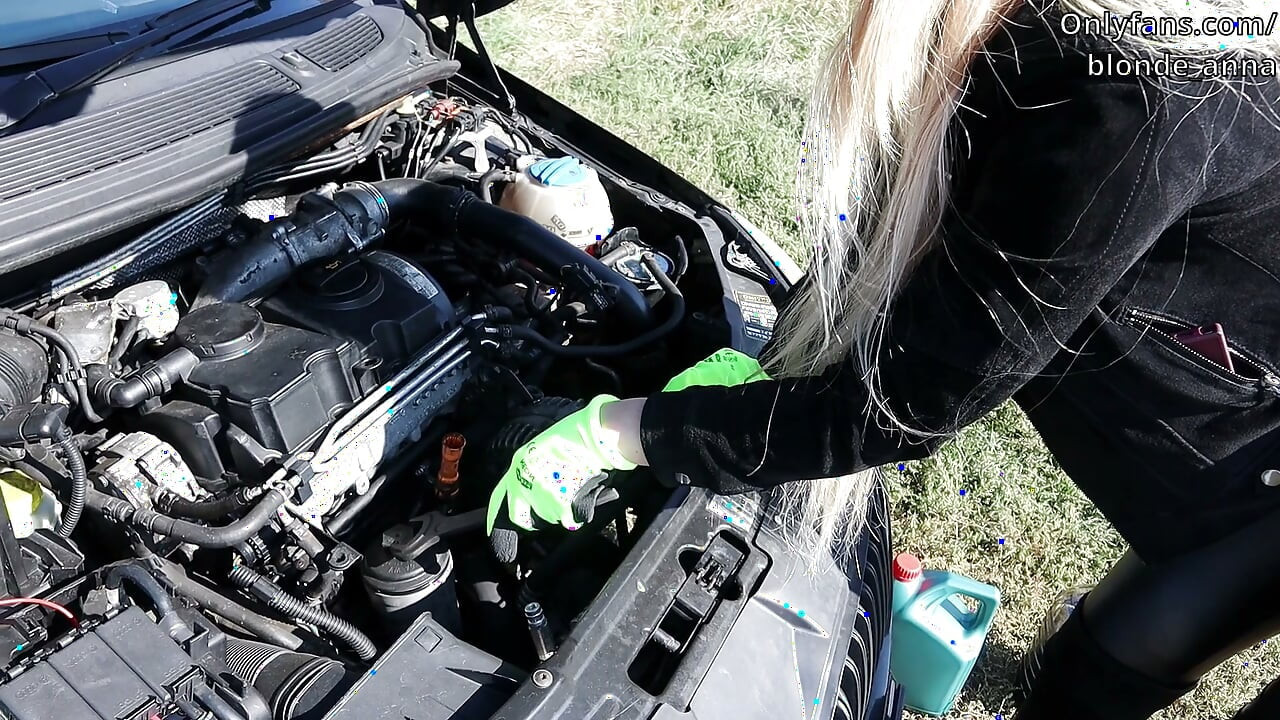 Chica vs coche. El cambio de aceite
