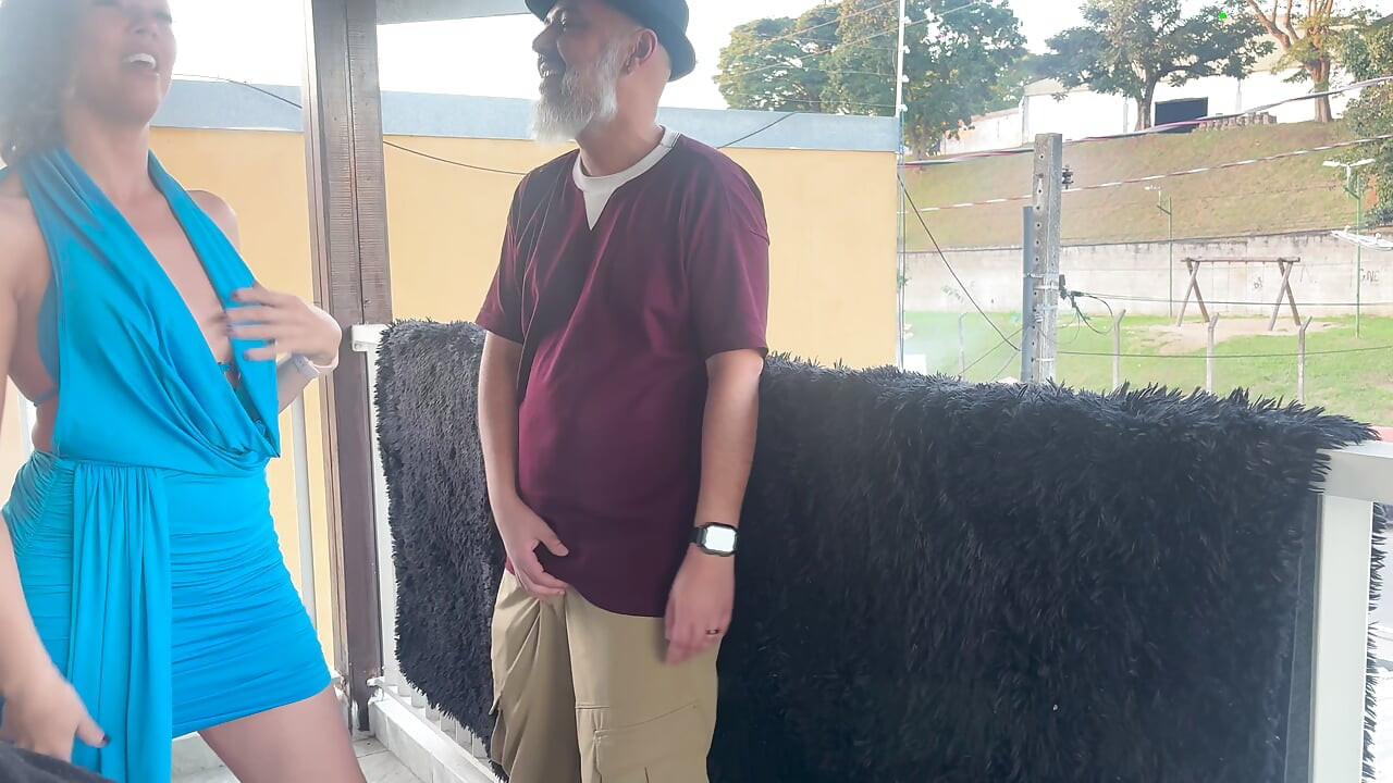 Cizinci, kteří se během večírku dělají na balkóně.