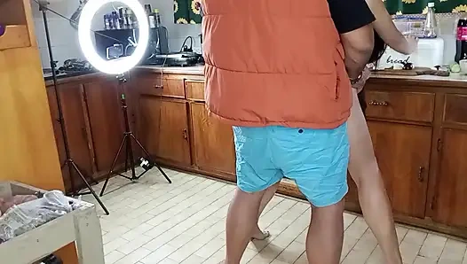 Sie versuchte, salat zu machen und dann ackte sie einen schwanz