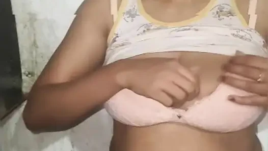 S-249. Bhabhi menekan payudaranya yang besar di depan saudara tiri