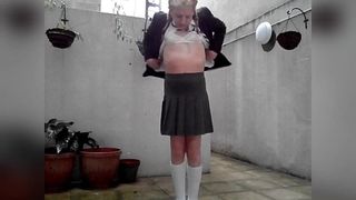 Транс школьница показывает ее маленькие сисечки.