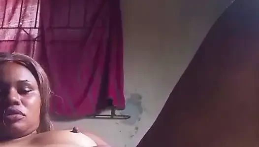 Roselee cantik yang memuaskan dirinya sendiri dalam video live