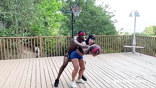 Kazanan hepsini alıyor! Pawg Elegantraw'da mahkemede