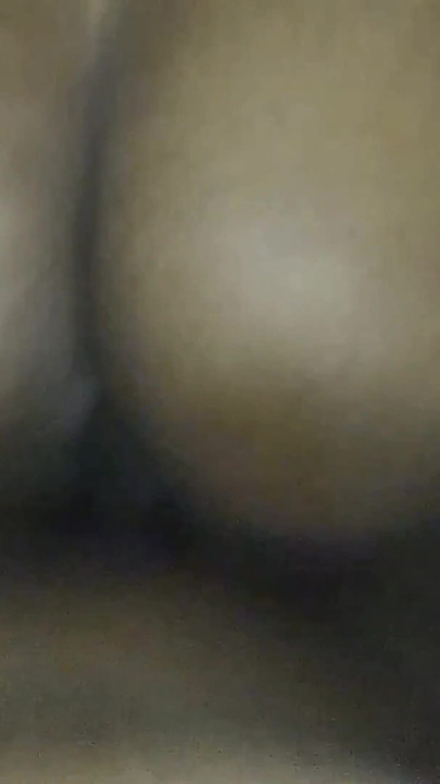Aplecată peste mare și neagră lovindu-mi curul orgasme intense gemete