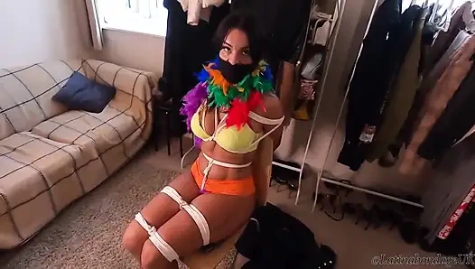 Latin kadın sıkı bağlı ve farklı ağzı tıkaçlarla ağzı tıkalı! Tüy boa ve farklı kürk parkaları giyerken (daha küçük boyutlu)