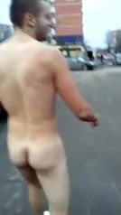 Tip se skida go na ulici (Dude stripped naked in the street)