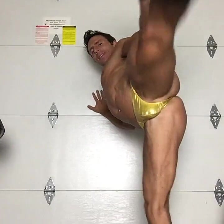Treino de garagem em uma tanga