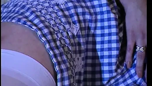 Geiler typ spreizt sexy weiße schlampen beine und stopft seinen großen schwanz in ihren nassen schlitz