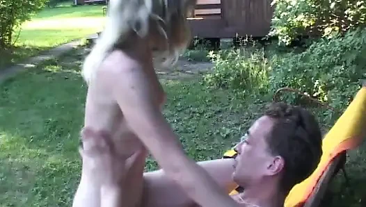 Ein großer harter schwanz im freien, doggystyle