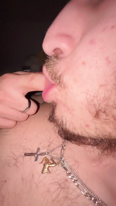 सीधा आदमी हस्तमैथुन करता है और अपनी सॉस में थूकता है