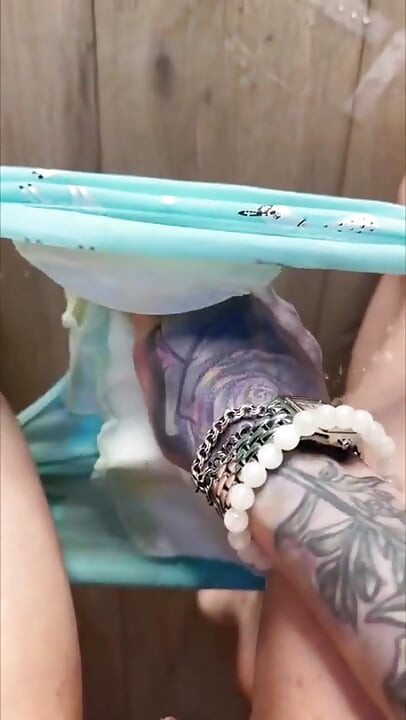 Um Poderoso Jato De Urina Nos Pés - Cabelo Longo Em Uma Enorme Poça De Urina