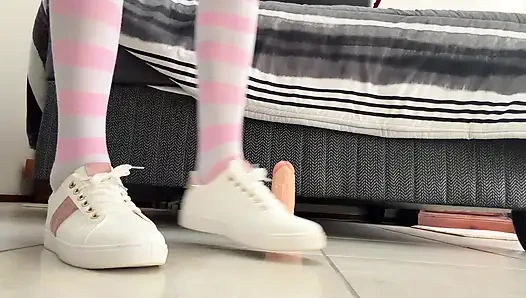 Cewek nakal lagi asik ngentot dildo Terkunci dalam kesucian sambil memakai kaus kaki tinggi paha