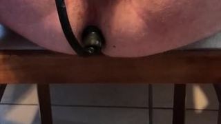Un plug anal gonflable me glisse et m&#39;étire le cul