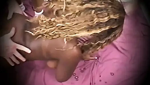 Büyük memeli Afrikalı kız bir sürü büyük yarak ve bolca döl alıyor