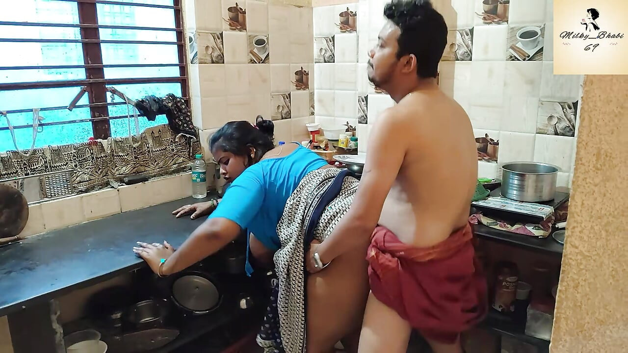 KHANA BANANE WALI KO MALIK NE KITCHEN ME CHOD DALA MALKIN KE NA REHNE PER