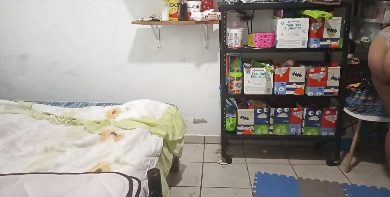 Mama vitregă sexy curăță dormitorul într-un tanga și se filmează singură pentru fiul ei vitreg