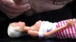 Unbeschnittener Schwanz wichst auf Barbie-Puppe mit Pre-Cum - Super-Slomo