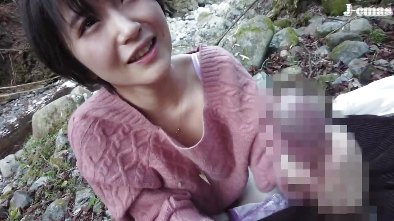 Une beauté audacieuse embrasse le plein air et laisse une trace chaude là où la passion déborde de la première moitié - C