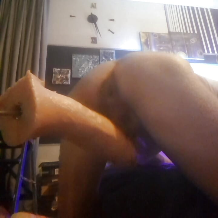 Veliki dildo u guzicu